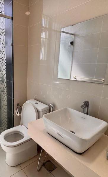 Kediaman Servis untuk Dijual di Skypod Residence - Jess Chong - Bathroom - PropertyGuru.com.my