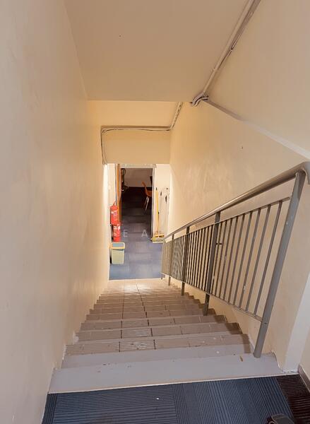 individual staircase to Lower Ground