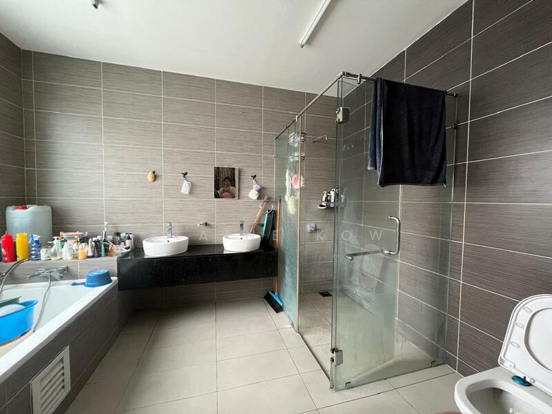 Rumah Berkembar untuk Dijual di Taman Damai Utama (Bandar Kinrara) - Elaine Kow - Bathroom - PropertyGuru.com.my