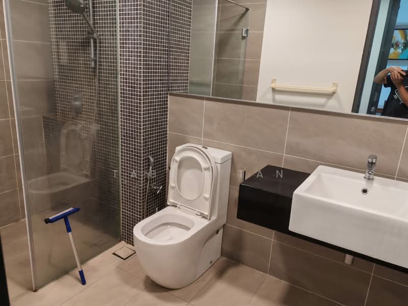Servis Apartment untuk Disewa di V Residence 2 @ Sunway Velocity - Tabber Tan - Bathroom - PropertyGuru.com.my