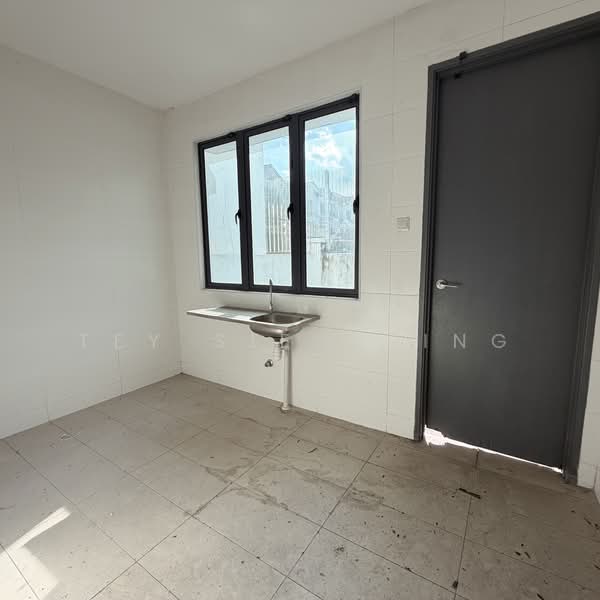 Semi-Detached House for Sale in Taman Bukit Serdang (Seri Kembangan) - Tey Siew Zing - Kitchen - PropertyGuru.com.my