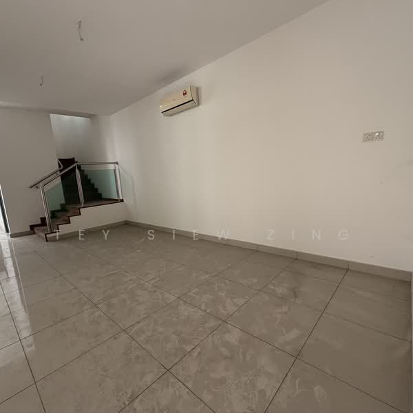 Semi-Detached House for Sale in Taman Bukit Serdang (Seri Kembangan) - Tey Siew Zing - Living Room - PropertyGuru.com.my