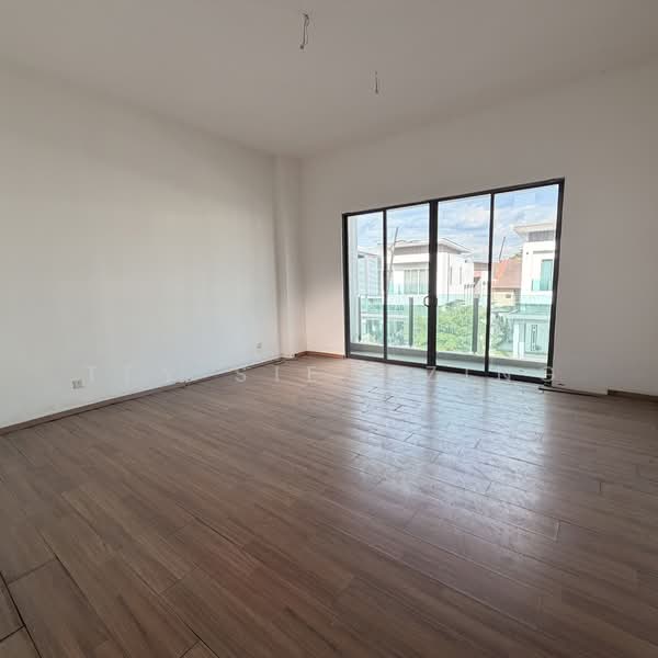 Semi-Detached House for Sale in Taman Bukit Serdang (Seri Kembangan) - Tey Siew Zing - Living Room - PropertyGuru.com.my