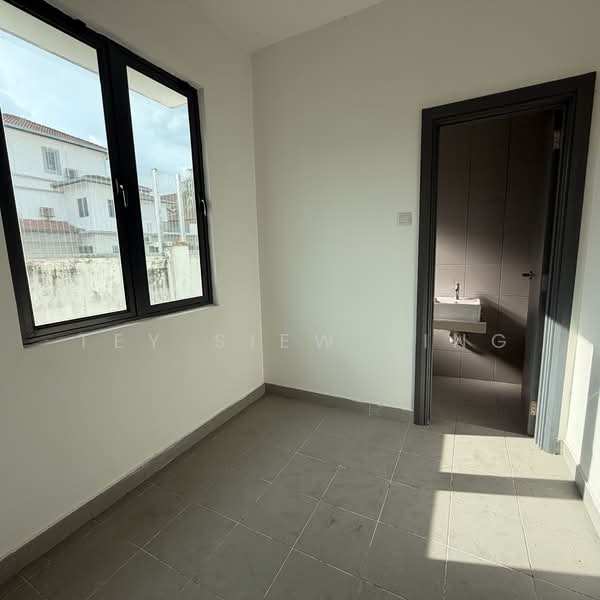 Semi-Detached House for Sale in Taman Bukit Serdang (Seri Kembangan) - Tey Siew Zing - Bathroom - PropertyGuru.com.my