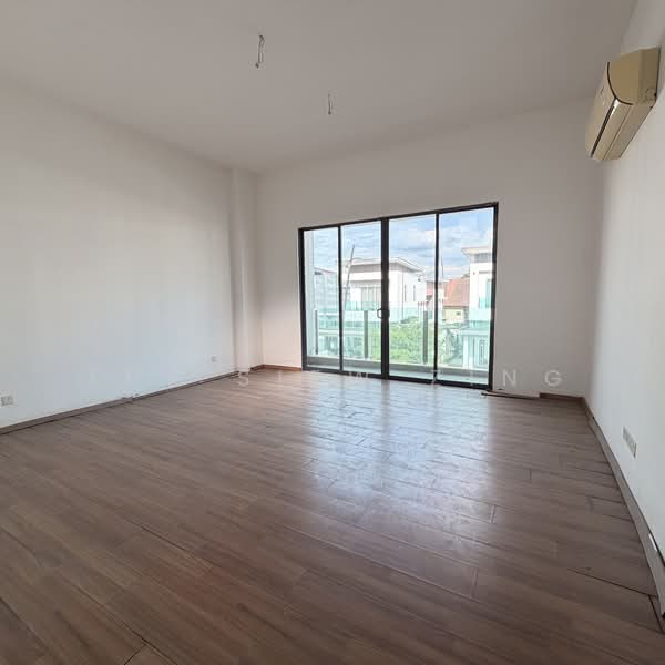 Semi-Detached House for Sale in Taman Bukit Serdang (Seri Kembangan) - Tey Siew Zing - Living Room - PropertyGuru.com.my