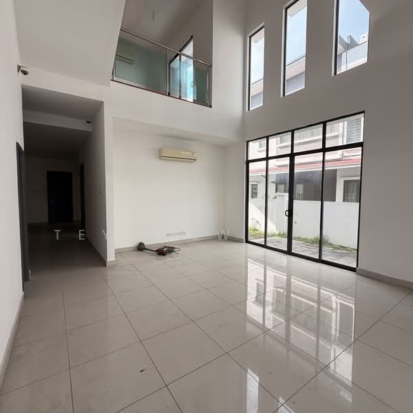 Semi-Detached House for Sale in Taman Bukit Serdang (Seri Kembangan) - Tey Siew Zing - Living Room - PropertyGuru.com.my
