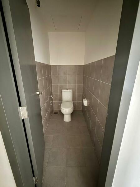 Aston Acacia Commercial - Toilet