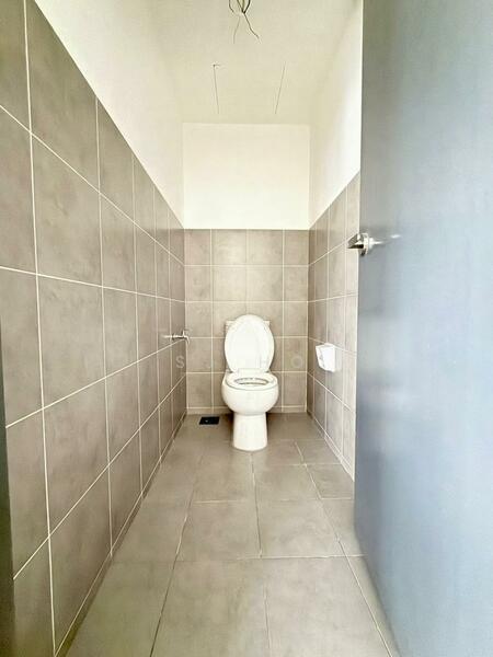 Aston Acacia Commercial - Toilet