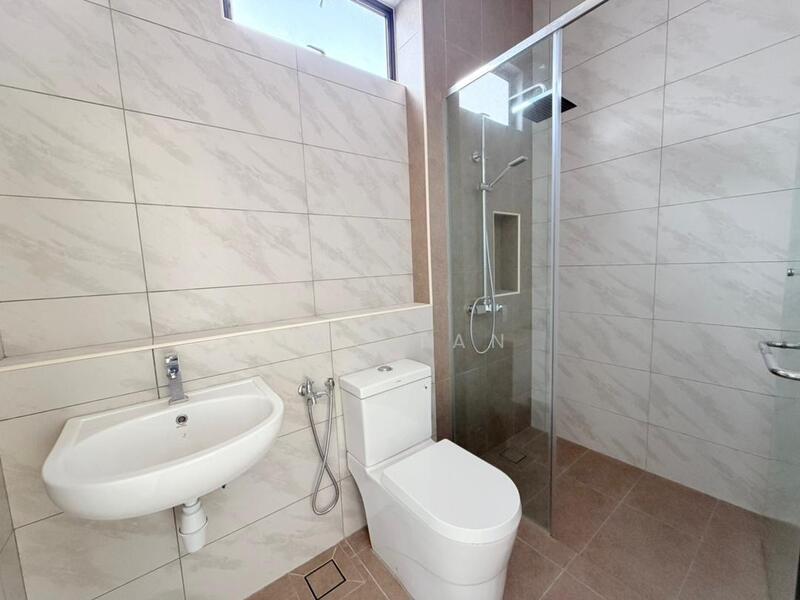 Rumah Berkembar untuk Dijual di Taman Kluang Perdana (Kluang) - May Tan - Bathroom - PropertyGuru.com.my
