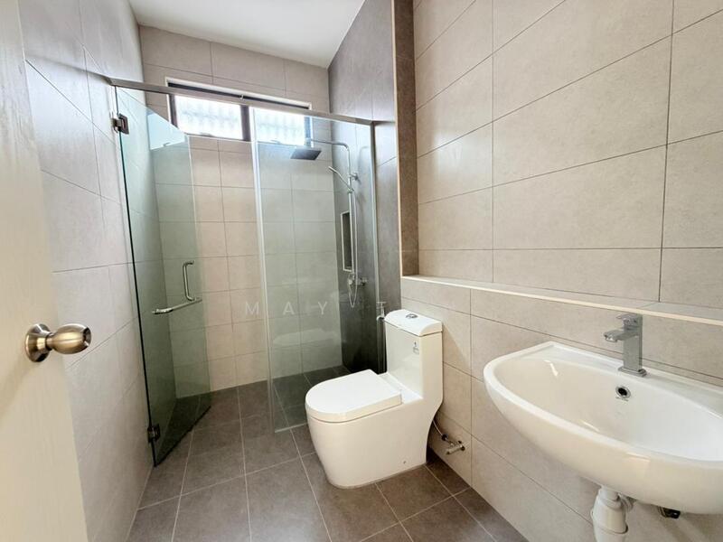 Rumah Berkembar untuk Dijual di Taman Kluang Perdana (Kluang) - May Tan - Bathroom - PropertyGuru.com.my