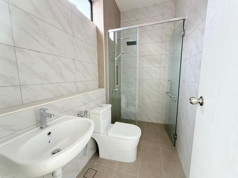 Rumah Berkembar untuk Dijual di Taman Kluang Perdana (Kluang) - May Tan - Bathroom - PropertyGuru.com.my