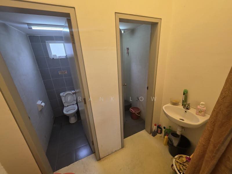 Kedai / Pejabat untuk Disewa di Balakong (Selangor) - Frank Low - Bathroom - PropertyGuru.com.my