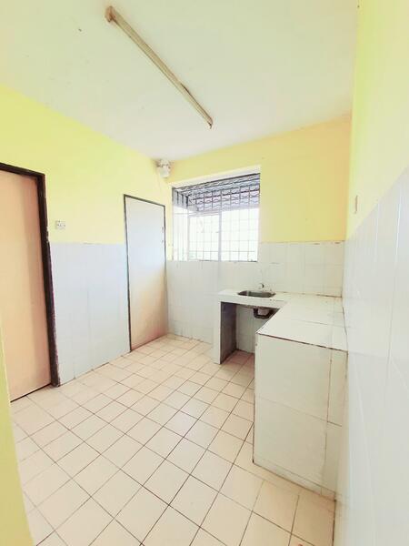 Dapur, 1 Bilik Air dan 1 Tandas