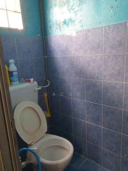 Rumah Teres untuk Disewa di Bandar Saujana Putra (Tanjong Duabelas) - Jacob Simmon - Bathroom - PropertyGuru.com.my