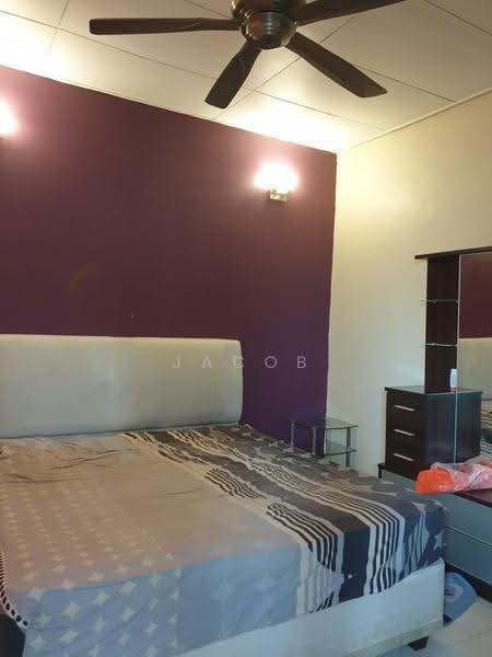Rumah Teres untuk Disewa di Bandar Saujana Putra (Tanjong Duabelas) - Jacob Simmon - Bedroom - PropertyGuru.com.my