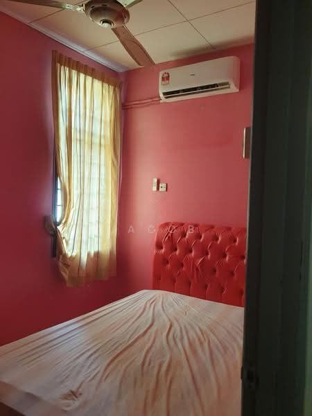 Rumah Teres untuk Disewa di Bandar Saujana Putra (Tanjong Duabelas) - Jacob Simmon - Bedroom - PropertyGuru.com.my