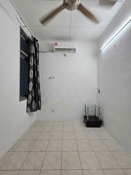 Rumah Teres untuk Disewa di Bandar Saujana Putra (Tanjong Duabelas) - Jacob Simmon - Living Room - PropertyGuru.com.my
