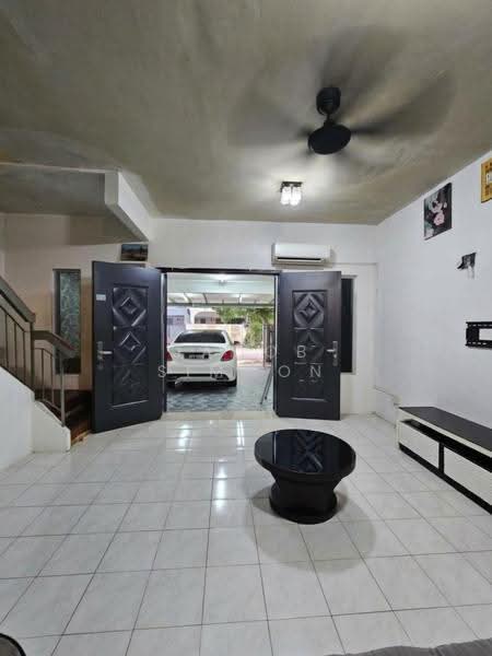 Rumah Teres untuk Disewa di Bandar Saujana Putra (Tanjong Duabelas) - Jacob Simmon - Living Room - PropertyGuru.com.my