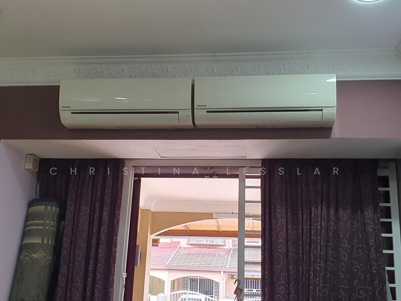 Living Room with 2 aircons