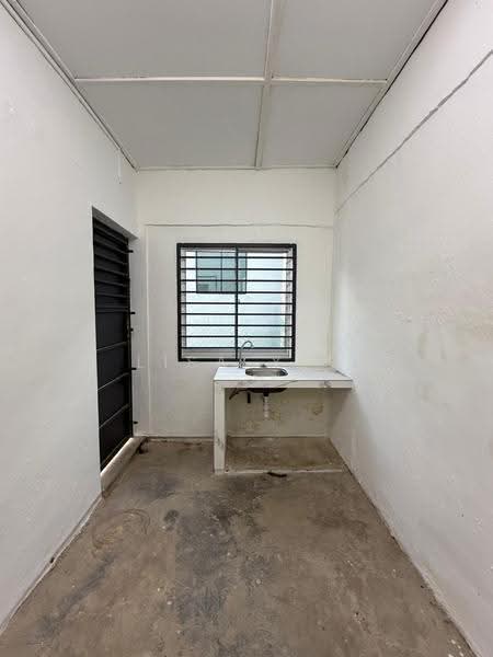 Rumah Teres 2-Tingkat untuk Dijual di Taman Nora (Ulu Tiram) - Lisa Yeo - Kitchen - PropertyGuru.com.my