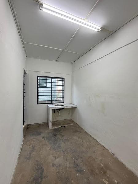 Rumah Teres 2-Tingkat untuk Dijual di Taman Nora (Ulu Tiram) - Lisa Yeo - Kitchen - PropertyGuru.com.my