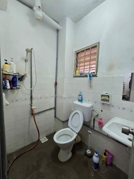 Kondominium untuk Dijual di Pandan Heights Condominium - Raymond Wong - Bathroom - PropertyGuru.com.my
