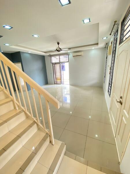 Cluster House for Sale in Bandar Saujana Putra (Tanjong Duabelas) - Cassell . - Living Room - PropertyGuru.com.my
