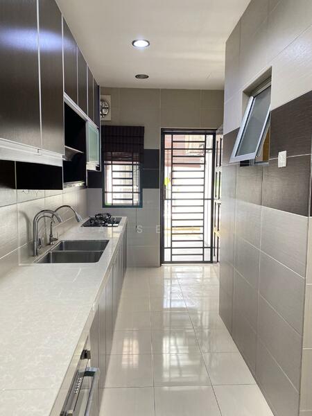 Cluster House for Sale in Bandar Saujana Putra (Tanjong Duabelas) - Cassell . - Kitchen - PropertyGuru.com.my