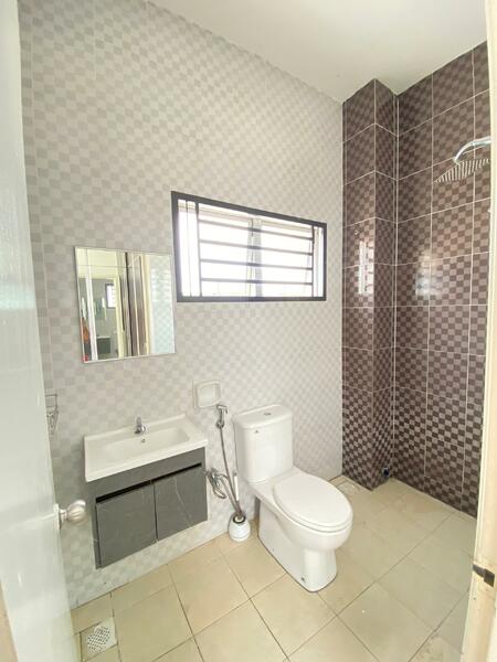 Cluster House for Sale in Bandar Saujana Putra (Tanjong Duabelas) - Cassell . - Bathroom - PropertyGuru.com.my