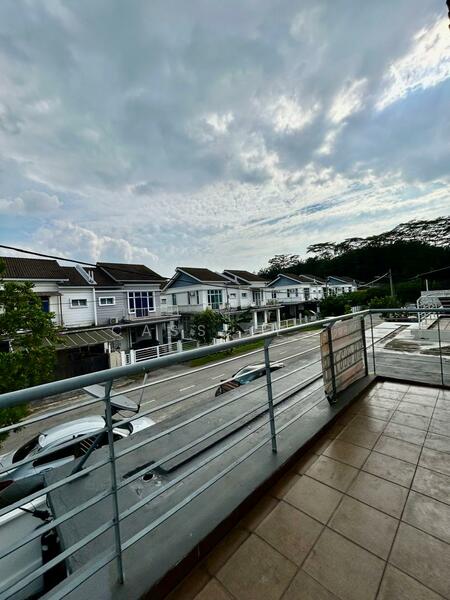 Cluster House for Sale in Bandar Saujana Putra (Tanjong Duabelas) - Cassell . - Balcony - PropertyGuru.com.my