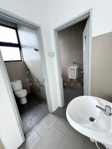 Factory for Sale in Shah Alam (Selangor) - Wan Azemi Wan Daud - Bathroom - PropertyGuru.com.my