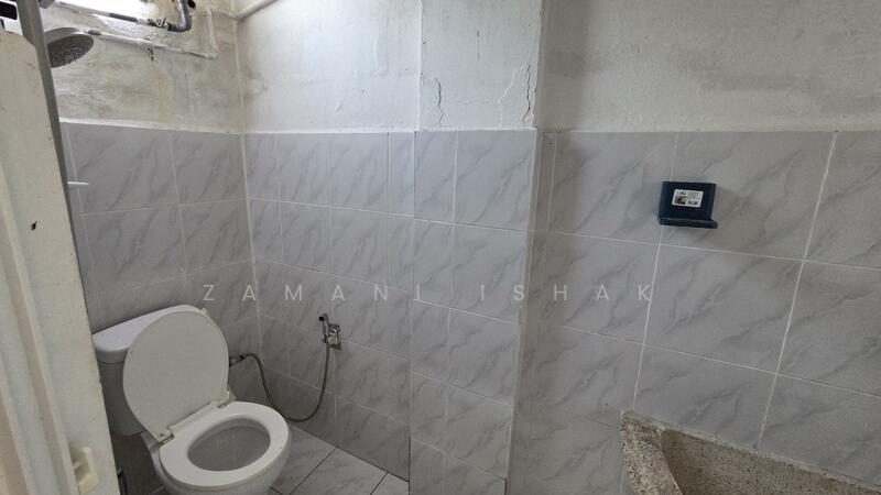 Flat for Sale at Seksyen 1 Wangsa Maju Flat - Zamani Ishak - Bathroom - PropertyGuru.com.my