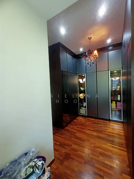 Walk-in Closet