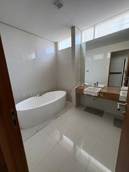 Kondominium untuk Disewa di 8 Gurney (The Shore Condominium) - Vincent Tan - Bathroom - PropertyGuru.com.my