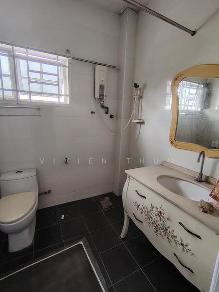 Master bedroom ensuite bathroom 