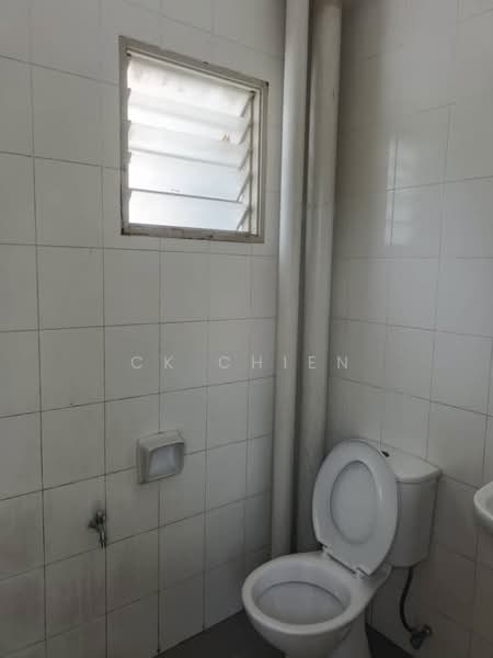 Pangsapuri untuk Disewa di Pangsapuri Akasia (Bandar Botanic) - CK Chien - Bathroom - PropertyGuru.com.my