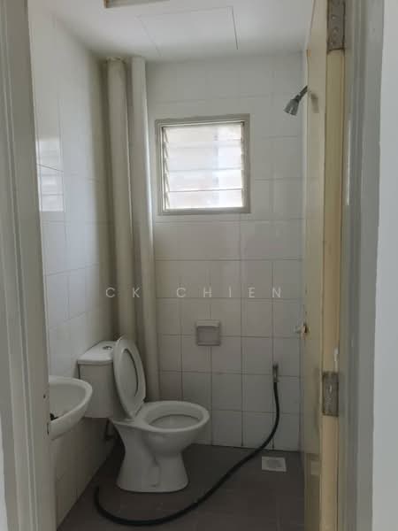 Pangsapuri untuk Disewa di Pangsapuri Akasia (Bandar Botanic) - CK Chien - Bathroom - PropertyGuru.com.my