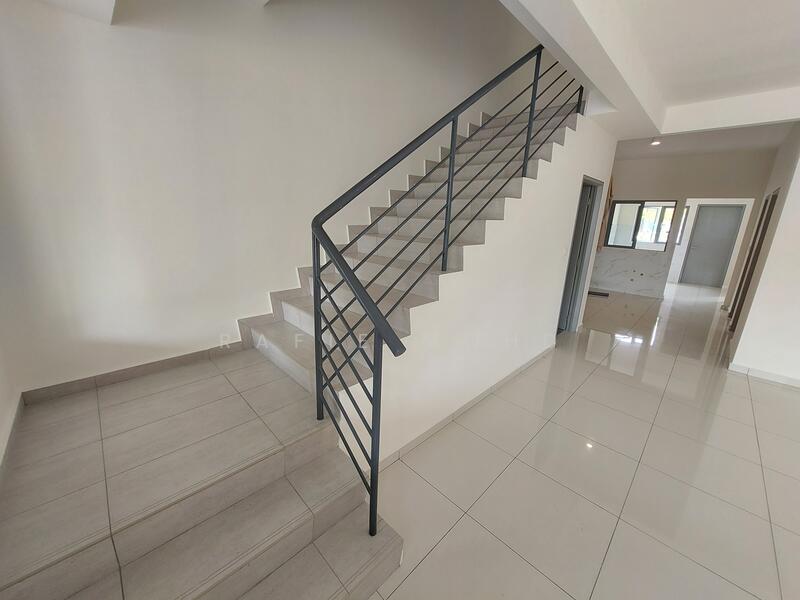 Rumah Teres 2 Tingkat untuk Dijual di Puchong (Selangor) - Rafie Mohd - Entrance - PropertyGuru.com.my