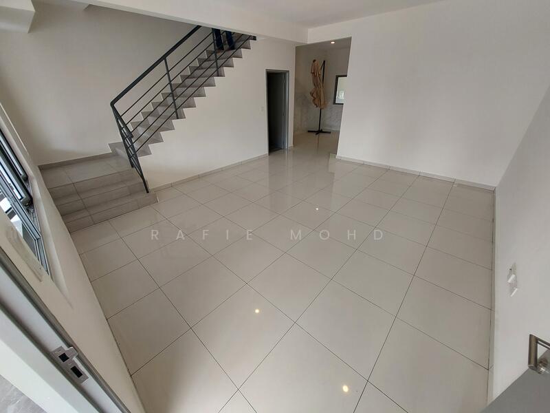 Rumah Teres 2 Tingkat untuk Dijual di Puchong (Selangor) - Rafie Mohd - Entrance - PropertyGuru.com.my