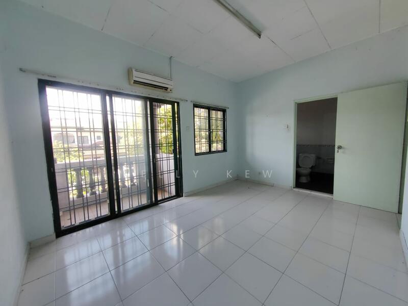 Rumah Teres 2-Tingkat untuk Dijual di Puchong (Selangor) - Kelly Kew - Living Room - PropertyGuru.com.my