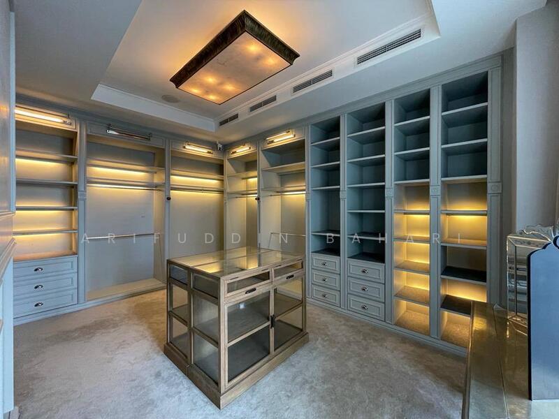 Walk-in Closet