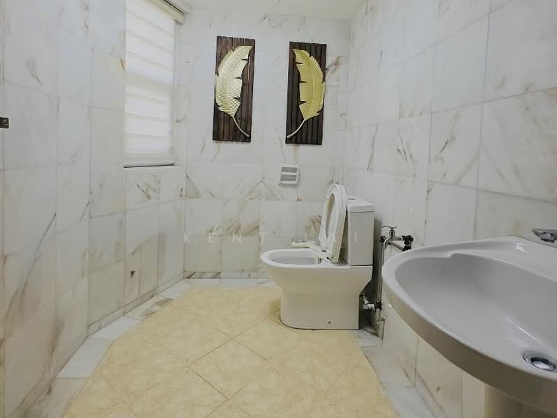 Kondominium untuk Dijual di Diamond Villa Condominium - Kent Lai - Bathroom - PropertyGuru.com.my
