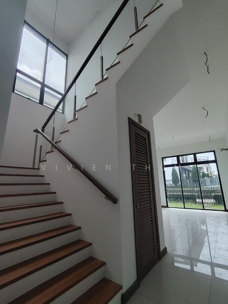 Staircase w/high ceiling, good sunlight 