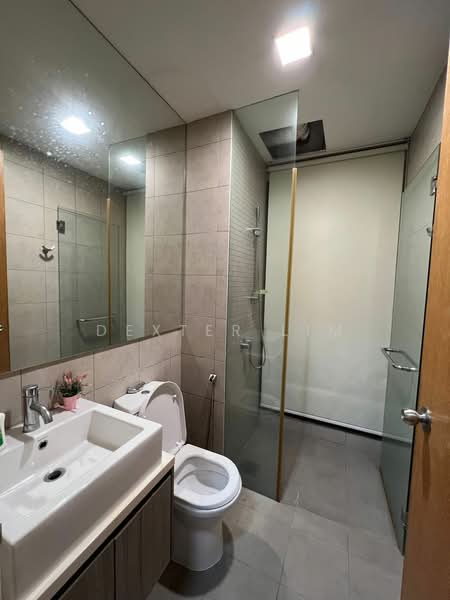 Kediaman Servis untuk Dijual di Setia SKY Residences - Dexter Lim - Bathroom - PropertyGuru.com.my