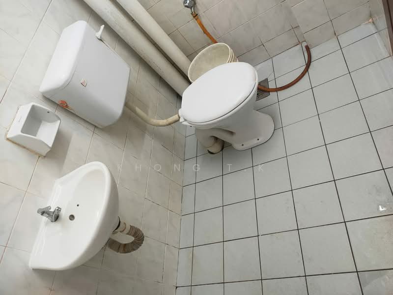 Apartment for Rent at Pangsapuri Sri Kemuning - Khong T.K - Master Bathroom - PropertyGuru.com.my