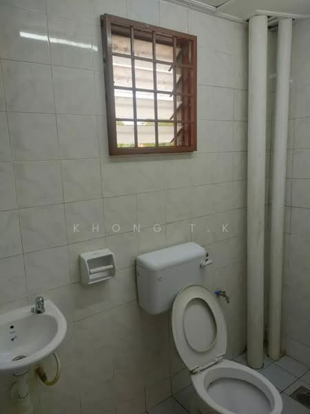 Apartment for Rent at Pangsapuri Sri Kemuning - Khong T.K - Common Bathroom - PropertyGuru.com.my