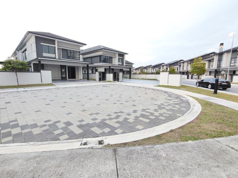 Wide Road next to End Lot