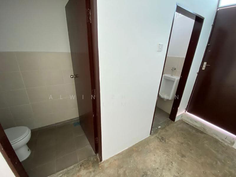 Commercial Semi-D for Sale in Batu Maung (Penang) - Alwin Zh Chen Lim - Bathroom - PropertyGuru.com.my
