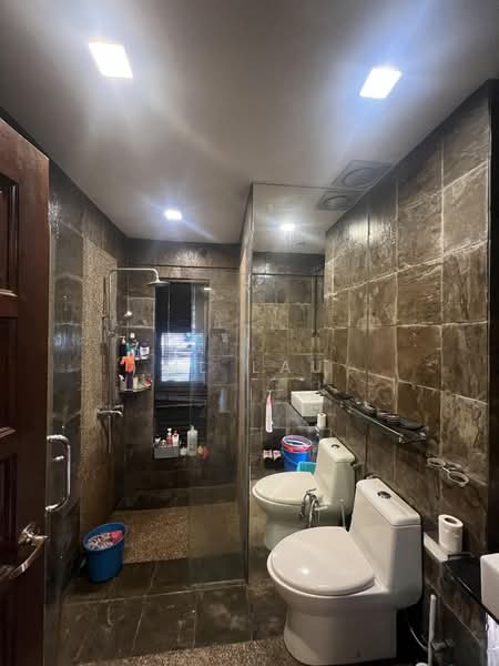 Rumah Berkembar untuk Dijual di Taman Danau Desa (Taman Desa) - ML Lau - Bathroom - PropertyGuru.com.my