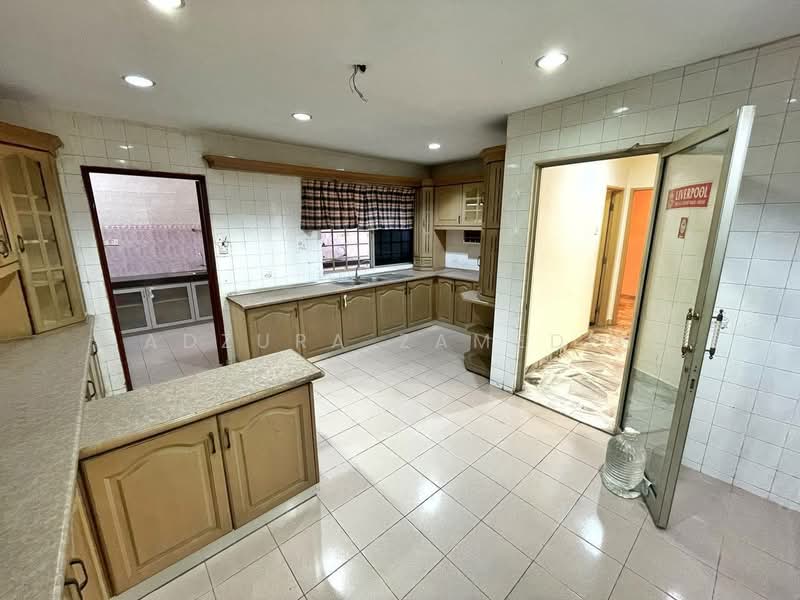 Rumah Berkembar untuk Dijual di Seksyen 9 (Shah Alam) - Adzura Zamedin - Kitchen - PropertyGuru.com.my